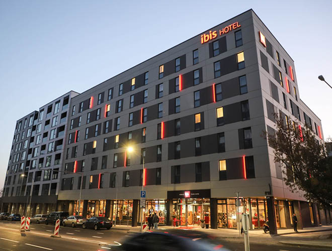 https://all.accor.com/A1J1