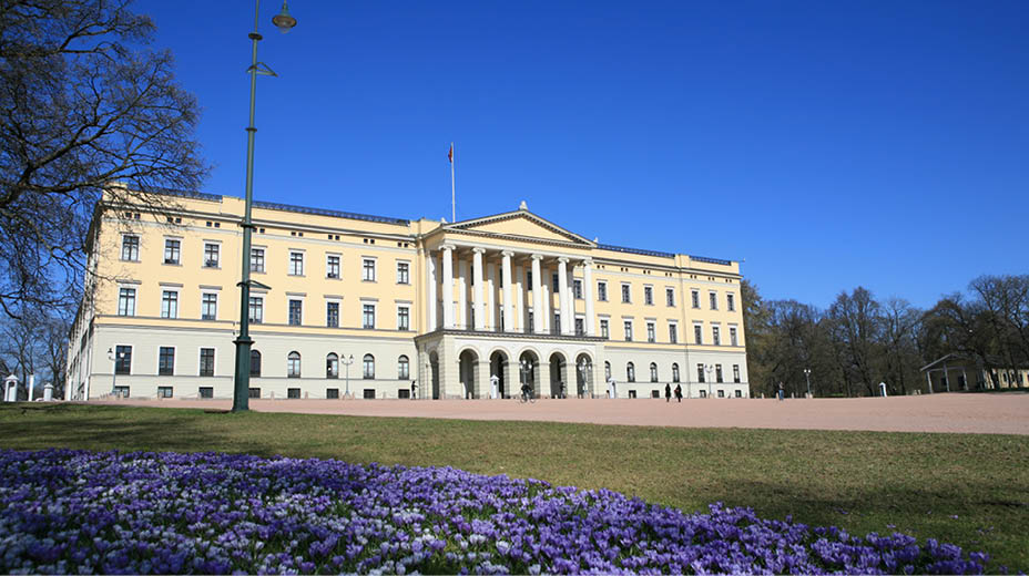 “The Royal Palace in Oslo, NorwayThe red flag means the king is at home- OTHER photos from Norway:"