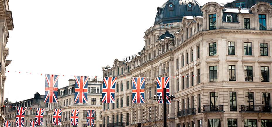 london architecture: preparation for the queen's diamond jubileeRELEVANT LIGHTBOXES LONDON + NYC